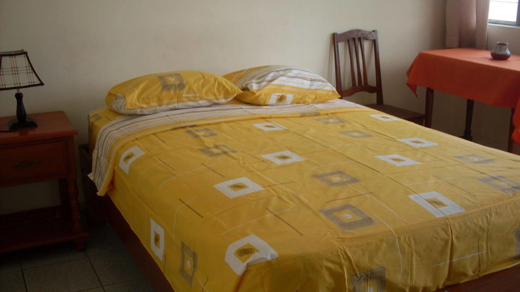 Hostal El Colibri Iquitos Exterior photo