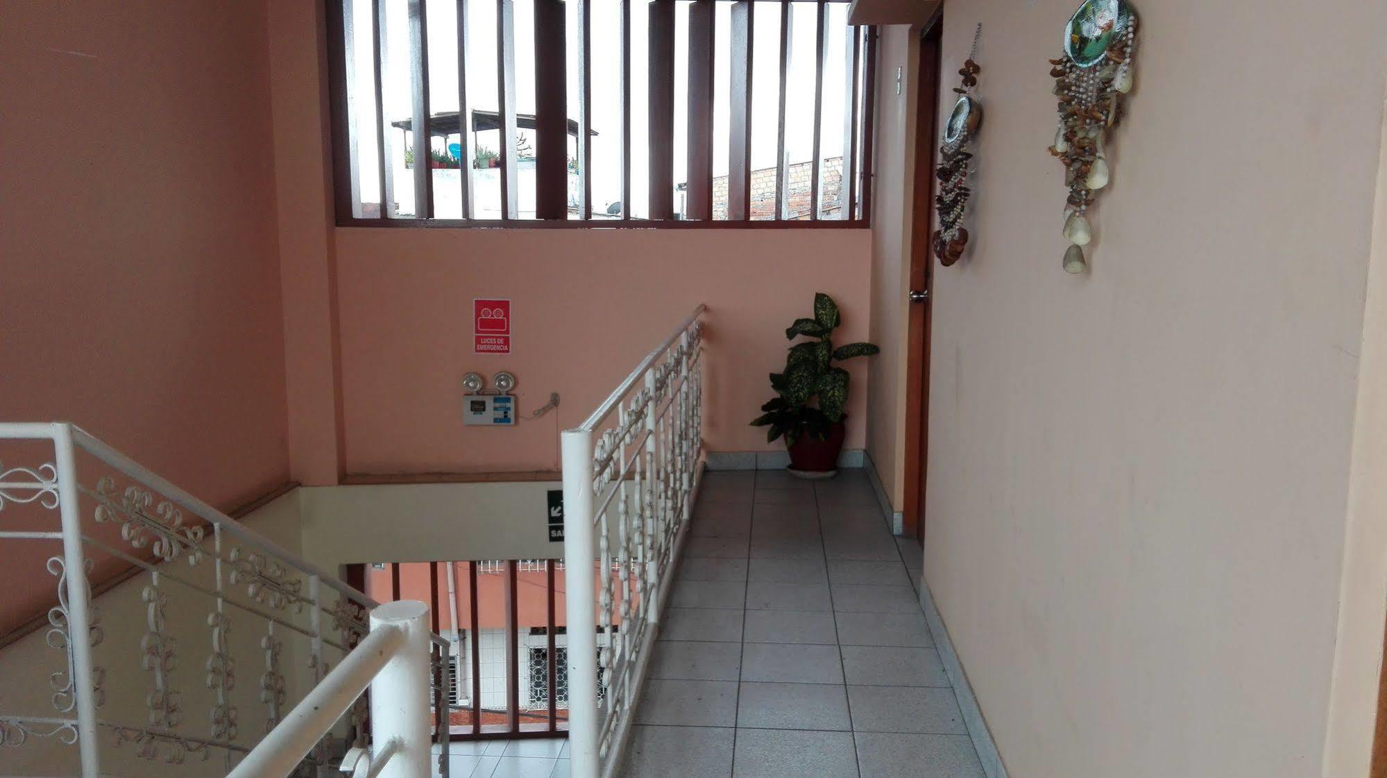 Hostal El Colibri Iquitos Exterior photo